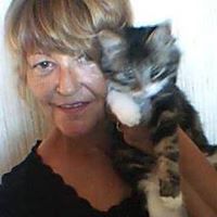 Portrait de Kyrandiane médium avec son chat, spécialiste animaux perdus